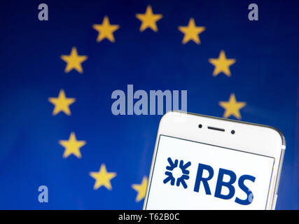 Hong Kong. 21 Apr, 2019. In diesem Foto, Illustration, die multinationale Bank- und Finanzdienstleistungen Unternehmens die Royal Bank of Scotland RBS-Logo ist auf ein Android mobiles Gerät mit der Europäischen Union (EU) Flagge im Hintergrund zu sehen. Credit: Budrul Chukrut/SOPA Images/ZUMA Draht/Alamy leben Nachrichten Stockfoto