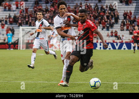 Curitiba, Brasilien. 28 Apr, 2019. PR - Curitiba - 04/28/2019 - Brasilien eine 2019, Atlético PR x Vasco-Nik Atlético - PR-player Streitigkeiten mit Vasco Spieler während des Spiels in der Arena da baixada Stadion Angebot für brasilianische Meisterschaft ein 2019 Foto: Gabriel Machado/AGIF AGIF/Alamy Credit: Live-Nachrichten Stockfoto