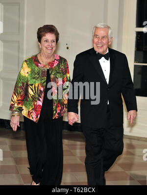 Washington, District of Columbia, USA. 18. Jan 2011. Us-Senator Richard Lugar (Republikaner für Indiana) und Charlene Lugar kommen für den Staat Abendessen zu Ehren von Präsident Hu Jintao Chinas im Weißen Haus in Washington, DC am Mittwoch, 19. Januar 2011. Credit: Ron Sachs/CNP Credit: Ron Sachs/CNP/ZUMA Draht/Alamy leben Nachrichten Stockfoto