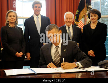 Washington, Vereinigte Staaten von Amerika. 02 Feb, 2011. Präsidenten der Vereinigten Staaten Barack Obama unterzeichnet Der Neue START-Vertrag im Rahmen einer Zeremonie im Oval Office des Weißen Hauses, mit, von links, US-Außenministerin Hillary Rodham Clinton, US-Senator John Kerry (Demokrat aus Massachusetts), US-Senator Richard Lugar (Republikaner von Indiana), US-Senatorin Dianne Feinstein (Demokrat aus Kalifornien). Credit: Leslie E. Kossoff/Pool über CNP | Verwendung der weltweiten Kredit: dpa/Alamy leben Nachrichten Stockfoto