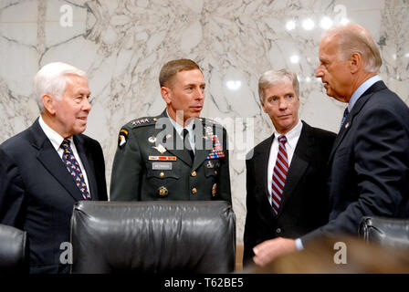 Washington, DC - 10. September 2007 -- United States Senator Richard Lugar (Republikaner für Indiana), ranking Mitglied, Links, United States Army General David H. Petraeus, Oberbefehlshaber der multinationalen Kraft - Irak (MNF-I), links Mitte, Botschafter der Vereinigten Staaten in den Irak Ryan Crocker, rechts Mitte, und United States Senator Joseph Biden (Demokraten von Delaware), Vorsitzender, einige Gedanken vor dem Zeugnis auf den zukünftigen Verlauf der Krieg im Irak in einer Anhörung des Senats der Vereinigten Staaten des Komitees für Auswärtige Beziehungen, auf dem Capitol Hill in Washington, DC am Dienstag, 11. September 2007. Quelle: Ron Stockfoto