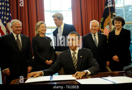 Washington, Vereinigte Staaten von Amerika. 02 Feb, 2011. Präsidenten der Vereinigten Staaten Barack Obama unterzeichnet Der Neue START-Vertrag im Rahmen einer Zeremonie im Oval Office des Weißen Hauses, mit, von links, US-Verteidigungsminister Robert Gates, US-Außenministerin Hillary Rodham Clinton, US-Senator John Kerry (Demokrat aus Massachusetts), US-Senator Richard Lugar (Republikaner von Indiana), US-Senatorin Dianne Feinstein (Demokrat aus Kalifornien). Credit: Leslie E. Kossoff/Pool über CNP | Verwendung der weltweiten Kredit: dpa/Alamy leben Nachrichten Stockfoto