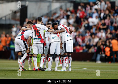 Campo de Futbol de Vallecas, Madrid, Spanien. 28 Apr, 2019. Liga Fußball, Rayo Vallecano gegen Real Madrid; Rayo huddle pre-game: Aktion plus Sport/Alamy leben Nachrichten Stockfoto