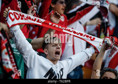 Campo de Futbol de Vallecas, Madrid, Spanien. 28 Apr, 2019. Liga Fußball, Rayo Vallecano gegen Real Madrid; Rayo Vallecano fans Credit: Aktion plus Sport/Alamy leben Nachrichten Stockfoto