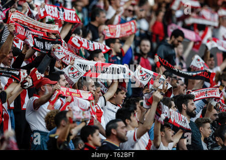 Campo de Futbol de Vallecas, Madrid, Spanien. 28 Apr, 2019. Liga Fußball, Rayo Vallecano gegen Real Madrid; Rayo Vallecano fans Credit: Aktion plus Sport/Alamy leben Nachrichten Stockfoto