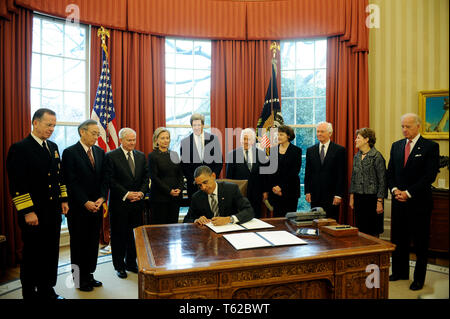 *** Foto *** der ehemalige Senator Richard Lugar ist vergangen. Präsidenten der Vereinigten Staaten Barack Obama unterzeichnet Der Neue START-Vertrag im Rahmen einer Zeremonie im Oval Office des Weißen Hauses, mit, von links, Generalstabs Vorsitzenden Admiral Mike Mullen, US-Energieminister Steven Chu, US-Verteidigungsminister Robert Gates, US-Außenministerin Hillary Rodham Clinton, US-Senator John Kerry (Demokrat aus Massachusetts), US-Senator Richard Lugar (Republikaner von Indiana), US-Senatorin Dianne Feinstein (Demokrat aus Kalifornien), US-Senator Thad Cochran (Republikaner für Mississippi), US-S Stockfoto