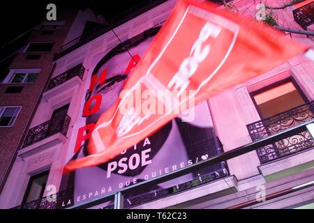 Madrid, Spanien. 28 Apr, 2019. Außenansichten der PSOE-Hauptquartier während der Wahl Nacht des Partido Socialista Obrero Españoll (PSOE) für die Spanien allgemeine Wahlen in Madrid am Sonntag, den 28. April 2019. Credit: CORDON Cordon Drücken Sie die Taste/Alamy leben Nachrichten Stockfoto