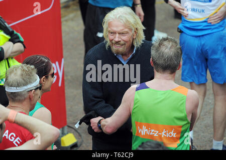 London, UK, 28. April 2019 Läufer an der Ziellinie von Virgin London Marathon Credit: JOHNNY ARMSTEAD/Alamy leben Nachrichten Stockfoto