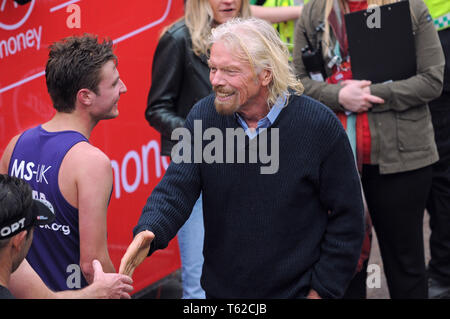 London, UK, 28. April 2019 Läufer an der Ziellinie von Virgin London Marathon Credit: JOHNNY ARMSTEAD/Alamy leben Nachrichten Stockfoto