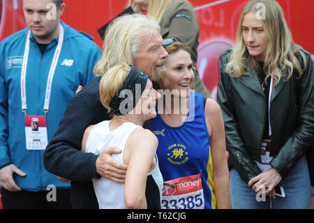 London, UK, 28. April 2019 Läufer an der Ziellinie von Virgin London Marathon Credit: JOHNNY ARMSTEAD/Alamy leben Nachrichten Stockfoto