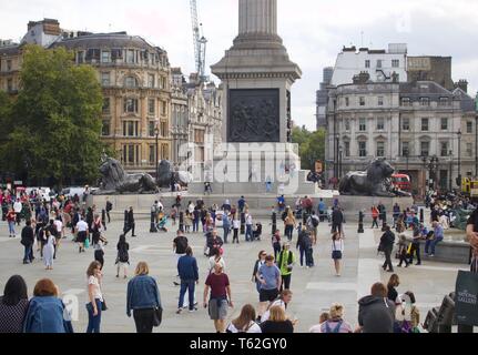 Blick auf dem Londoner Trafalgar Square mit vielen Menschen zu Fuß Über-Image Stockfoto