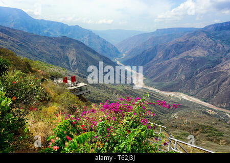 Panorama der Chicamocha Canyon und Fluss in Santander, Kolumbien Stockfoto