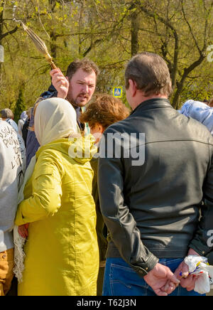 Beleuchtung Kuchen und Eier in der Nähe der Kirche - Kapelle der Fürsprache der Jungfrau Maria, St. Petersburg, Rybatsky Prospekt, Haus 12., Liter A. am 27. April 2019 Stockfoto