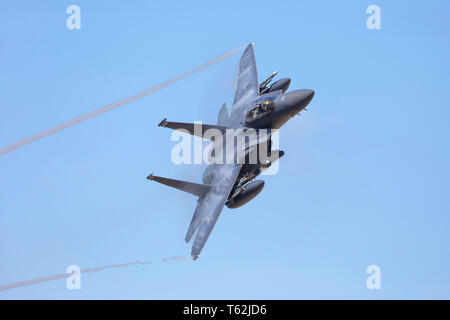 United States Air Force F-15 Kampfjet, isoliert in der Luft, auf einem Trainingsflug in Großbritannien von RAF Valley, Anglesey. Stockfoto