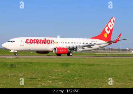 Amsterdam/Niederlande Mai 01, 2019: Boeing 737 von Corendon auf dem Amsterdamer Flughafen Stockfoto