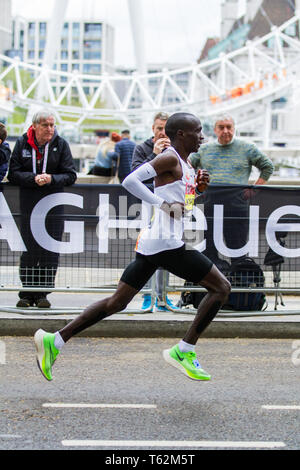 London, Großbritannien. 28. April 2019. Eliud Kipchoge, die 2019 London Marathon Meister und ein Datensatz zum vierten Mal Sieger auf Victoria Embarkment während Sonntag Stockfoto