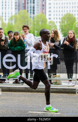 London, Großbritannien. 28. April 2019. Eliud Kipchoge, die 2019 London Marathon Meister und ein Datensatz zum vierten Mal Sieger auf Victoria Embarkment während Sonntag Stockfoto