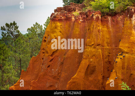 ROUSSILLON, Frankreich/August 17, 2016: Ein Blick auf die ockerfarbenen Klippen von Roussillon, geordnet als eines der schönsten Dörfer von Frankreich Stockfoto