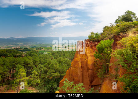 ROUSSILLON, Frankreich/August 17, 2016: Ein Blick auf die ockerfarbenen Klippen von Roussillon, geordnet als eines der schönsten Dörfer von Frankreich Stockfoto