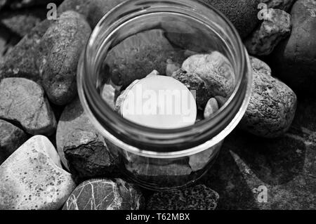 Schwarze und Weiße tee Kerze Glas Steine Topview   durch jziprian Stockfoto