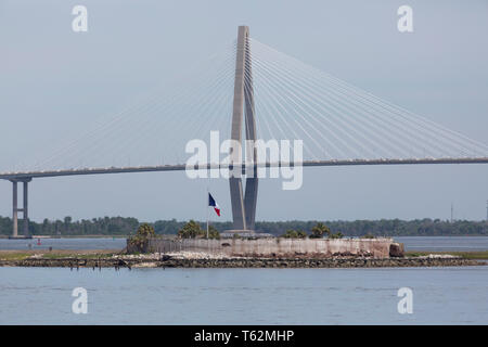 Schloss Pinckney auf Shutes Folly Island aus Charleston, South Carolina, USA. Die Arthur Ravenel Jr. Bridge überspannt die Cooper River hinter dem fort. Stockfoto