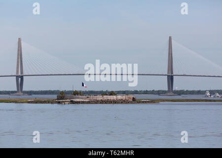 Schloss Pinckney auf Shutes Folly Island aus Charleston, South Carolina, USA. Die Arthur Ravenel Jr. Bridge überspannt die Cooper River hinter dem fort. Stockfoto