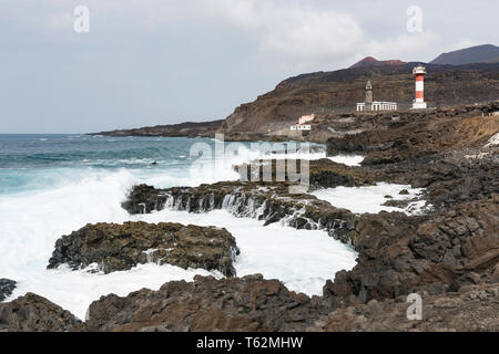 Die zwei Leuchttürme in Fuencaliente, La Palma, Spanien mit hohen Wellen auf die Felsen. Stockfoto