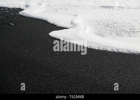 Detail des schwarzen Sandstrand von Puerto Naos auf La Palma, Spanien. Stockfoto