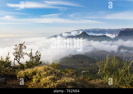 Abendlicher Blick über die Berge von La Palma, die Caldera de Taburiente im Hintergrund. Auf dem Weg zum Vulkan Birigoyo gesehen. Stockfoto