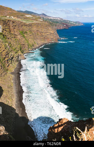 Hohe Wellen am Playa de Nogales Strand in La Palma, Spanien. Hohen winkel Blick von einem Aussichtspunkt auf dem Felsen mit einigen Touristen. Stockfoto