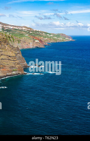 Steilküste in der Nähe von Playa de Nogales Strand in La Palma, Spanien. Hohen winkel Blick von einem Aussichtspunkt auf dem Felsen. Stockfoto