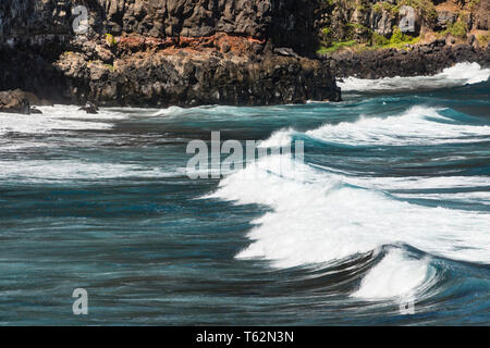 Hohe Wellen am Playa de Nogales Strand in La Palma, Spanien. Hohen winkel Blick von einem Aussichtspunkt auf dem Felsen. Stockfoto