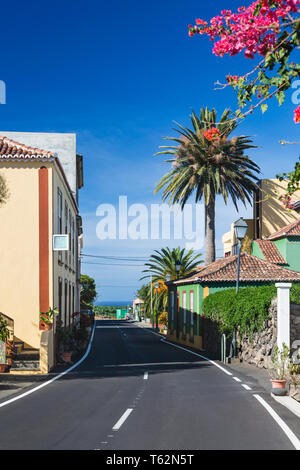 Main Street und Häuser mit blauen Himmel in San Andres Dorf im Osten von La Palma, Spanien. Stockfoto
