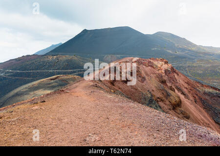 Die bunten Krater des Vulkan Teneguia im Süden von La Palma. Stockfoto