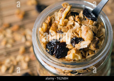 Hausgemachtem Müsli im Weckglas Stockfoto