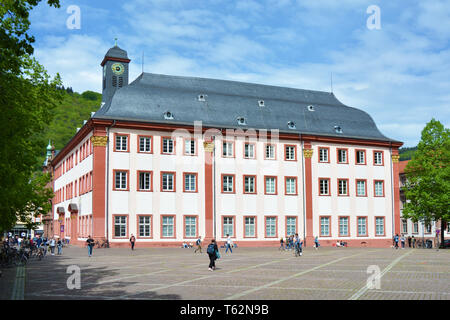 Volle Sicht auf alte historische Gebäude, die jetzt als Konferenz- oder Konzertsaal im Zentrum von Heidelberg in Deutschland verwendet wird. Stockfoto