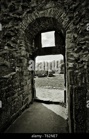 Burgruine in dramatischen Tonalität Stockfoto