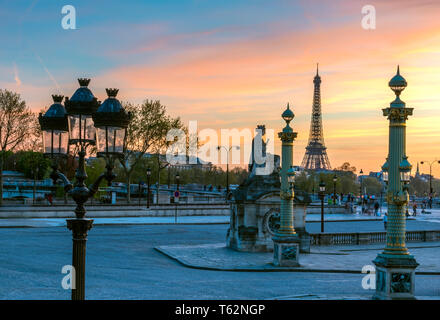 Abend, bunten Anzeigen in der Dämmerung des Place De La Concorde im Frühling in Paris, Frankreich. Stockfoto