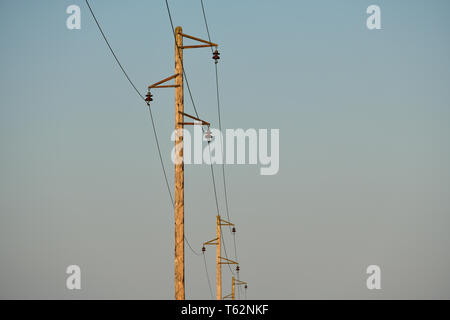 Elektrische Pole und Drähten. Eine alte Oberleitung und single Holz Gebrauchspfosten Struktur. Elektrische Energieübertragung und -verteilung. Stockfoto