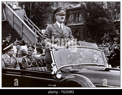 Archiv 1930 Adolf Hitler in einem oben offenen Mercedes-Benz 770 K Brutto Open Tourer motorcar während einer Parade in Nurembeg Deutschland 5 September 1938 Stockfoto