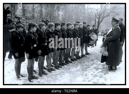 Hermann Goering nimmt eine Parade der Hitlerjugend "hitlerjugend" ständigen Aufmerksamkeit 1935 Berlin Deutschland. Die (damals) Premierminister General Hermann Göring feierte seinen 42. Geburtstag in Berlin. Die Hitlerjugend ehrenamtliche Division gratulierte dem Premierminister an seinem 42. Geburtstag. Der Ministerpräsident gab dann einen kurzen, aber herzlichen Dank an die Hitlerjugend. Die Veranstaltung wurde aufgezeichnet und für die NS-Propaganda gedreht. Stockfoto