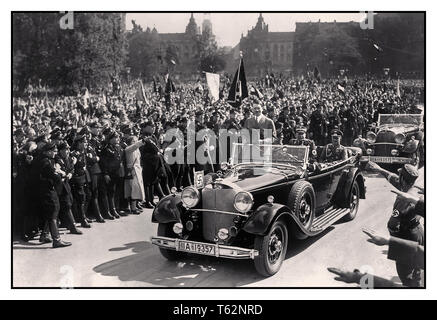 Adolf Hitler in Mercedes offen Auto erkennt die Nürnberger ekstatisch Massen, die NS-Heil Hitler salute in seinem Mercedes-Benz 1939 770 K Brutto Open Tourer motorcar, die er während der NS-Paraden verwendet Stockfoto