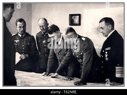 Adolf Hitler mit Karten in Bruly De Peche Ardennen WW2 Command Center, wie abgebildet auf der linken Seite von Adolf Hitler ist General Alfred Jodl, und auf der rechten Seite Feldmarschall Walter von Brauchitsch, Oberbefehlshaber der Armee. Neben ihm Admiral der Flotte Dr. Erich Raeder. 1944 Stockfoto