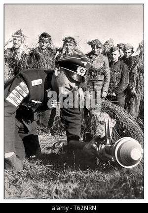 HITLERJUGEND Hitlerjugend WW2 Deutschland Propaganda Bild der Wehrmacht veteran Lehre Hitler Jugend Jungen wie ein Anti Tank Panzerfaust Raketenwerfer Die Abzeichen auf seiner Hülse repräsentieren feindliche Panzer zerstört 1945 verwenden Stockfoto