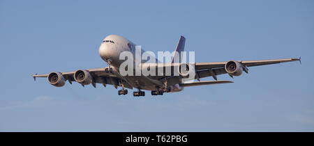 Thai Airways Airbus A380 Super Jumbo HS-TUA im Endanflug auf den Flughafen London-Heathrow LHR Stockfoto