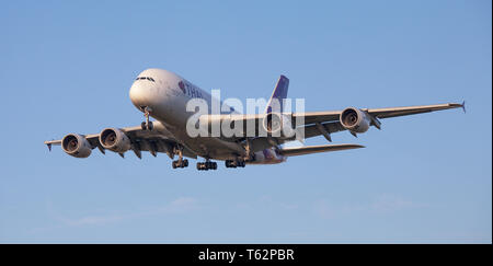 Thai Airways Airbus A380 Super Jumbo HS-TUA im Endanflug auf den Flughafen London-Heathrow LHR Stockfoto