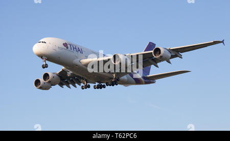 Thai Airways Airbus A380 Super Jumbo HS-TUA im Endanflug auf den Flughafen London-Heathrow LHR Stockfoto