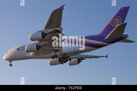 Thai Airways Airbus A380 Super Jumbo HS-TUA im Endanflug auf den Flughafen London-Heathrow LHR Stockfoto