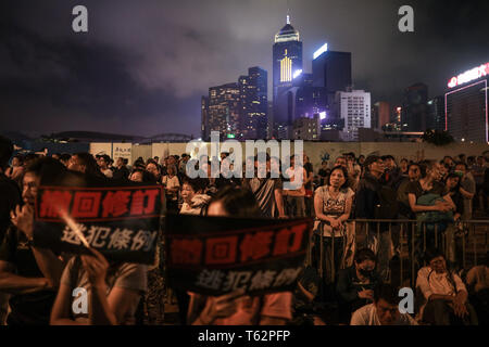 Demonstranten gesehen Holding Banner während des Protestes. Schätzungsweise 130.000 Demonstranten marschierten hinunter Hong Kong's Hauptstraße gegen neue Auslieferungsrecht vorgeschlagenen Änderungen in Hongkong zu protestieren. Die änderungen würden die Regierung von Hongkong Flüchtlinge nach China und in andere Länder, mit denen Hongkong hat keine vorherigen Auslieferungsvereinbarungen zu übertragen. Der Vorschlag ist mit einem ungewöhnlich breiten Widerstand und ist mit erheblichen Widerstand in der Legislative der Stadt. Stockfoto