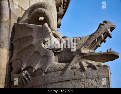 Reich verzierte Drache Stein Skulptur wachen die schöne dekorative Festung Fisherman's Bastion, Castle Hill, Budapest, Ungarn, Europa. Stockfoto